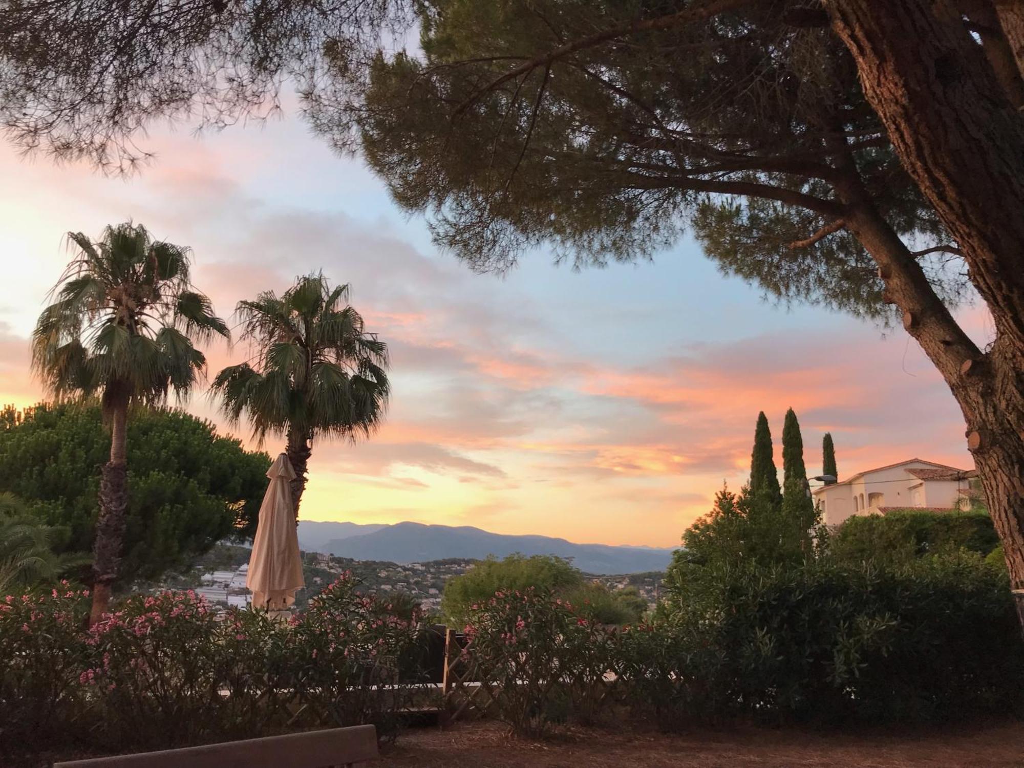 Haus Mit Garten Ueber Der Bucht Von Cannes Валлорис Экстерьер фото